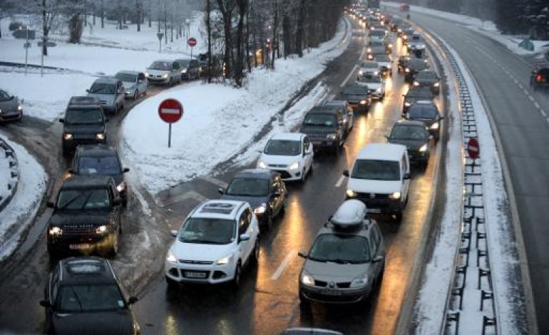 Albertville (France) (AFP). Neige: trafic en voie de retour à la normale sur les routes de Savoie