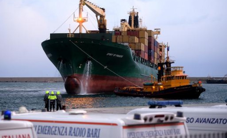 Bari (Italie) (AFP). Ferry en feu dans l'Adriatique: vaste opération de sauvetage en mer 