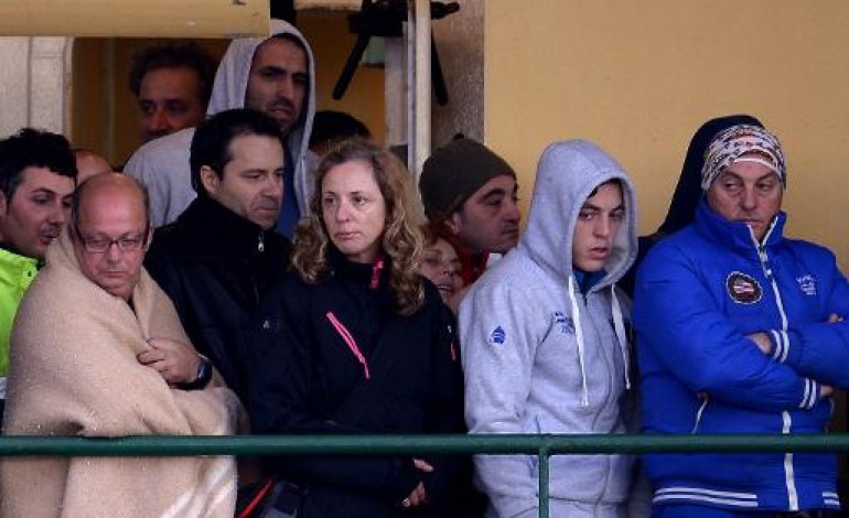 Bari (Italie) (AFP). Ferry en feu: des rescapés, transis de froid, arrivent à Bari 