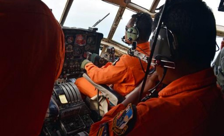Jakarta (AFP). AirAsia: l'avion disparu est probablement au fond de la mer en Indonésie