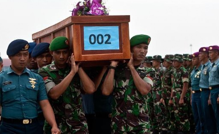 Surabaya (Indonésie) (AFP). AirAsia: les premiers corps repêchés acheminés à Surabaya