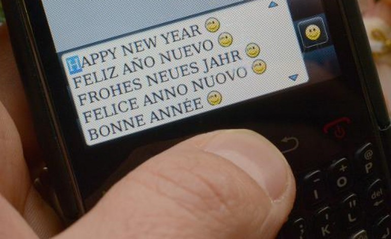 Paris (AFP). Nouvel An: baisse du nombre de SMS envoyés entre minuit et 04H00