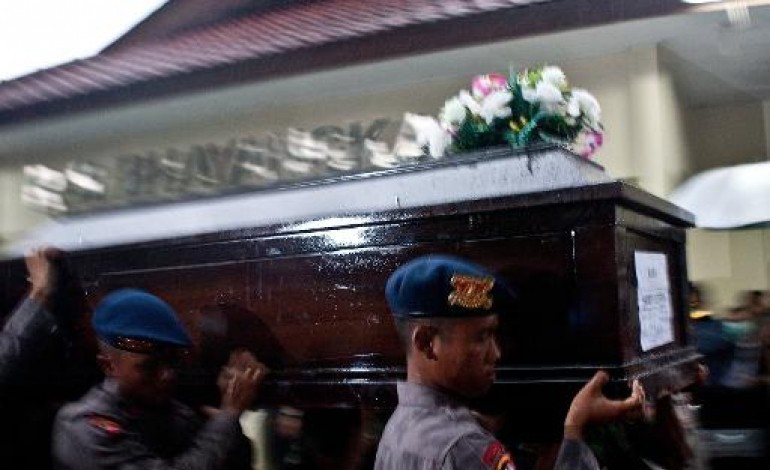 Pangkalan Bun (Indonésie) (AFP). AirAsia: première inhumation de victime, la météo gêne les recherches