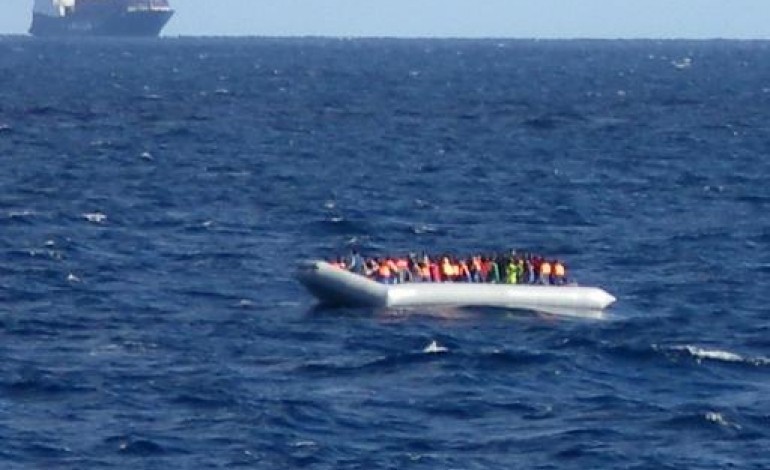 Rome (AFP). Italie: un navire marchand avec 450 migrants s'approche des côtes