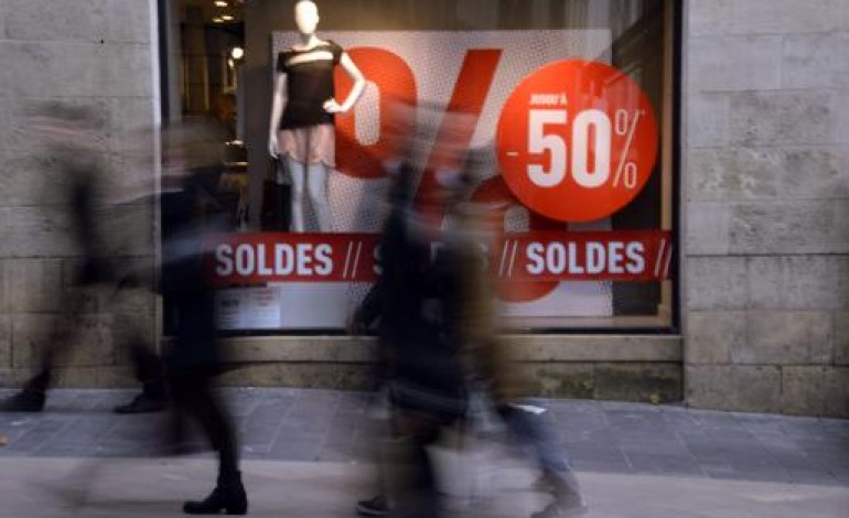 Paris (AFP). Soldes d'hiver: les Français prévoient de dépenser moins 