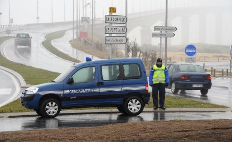 La Rochelle (AFP). Charente-Maritime: les deux détenus évadés de l'île de Ré ont été arrêtés