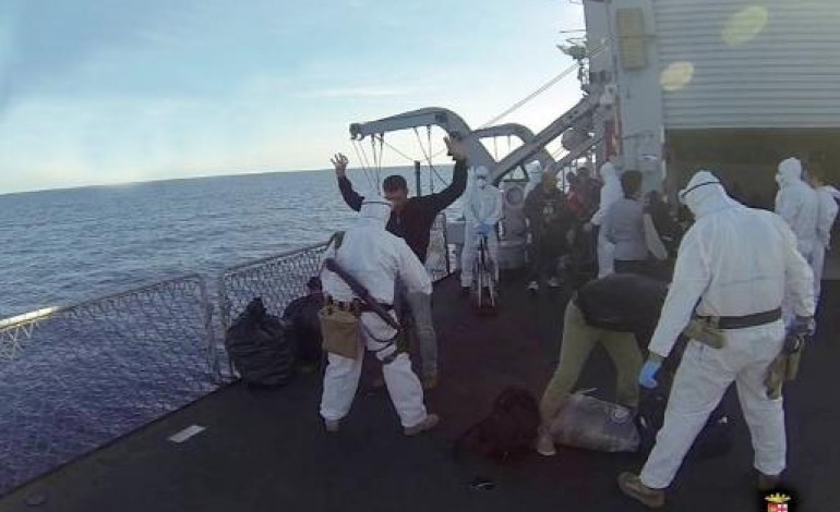 Brindisi (Italie) (AFP). Nouveau cargo de migrants à la dérive: la marine italienne intervient