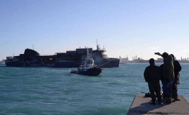 Brindisi (Italie) (AFP). Ferry incendié: le Norman Atlantic entre dans le port de Brindisi