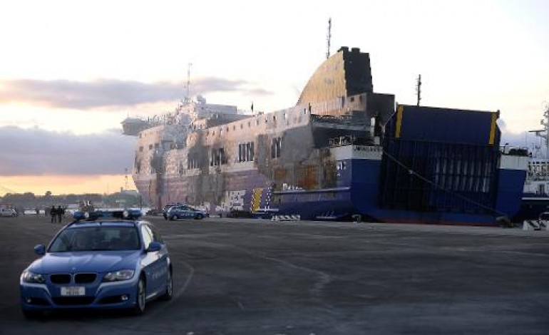 Brindisi (Italie) (AFP). Ferry incendié: le Norman Atlantic amarré dans le port de Brindisi