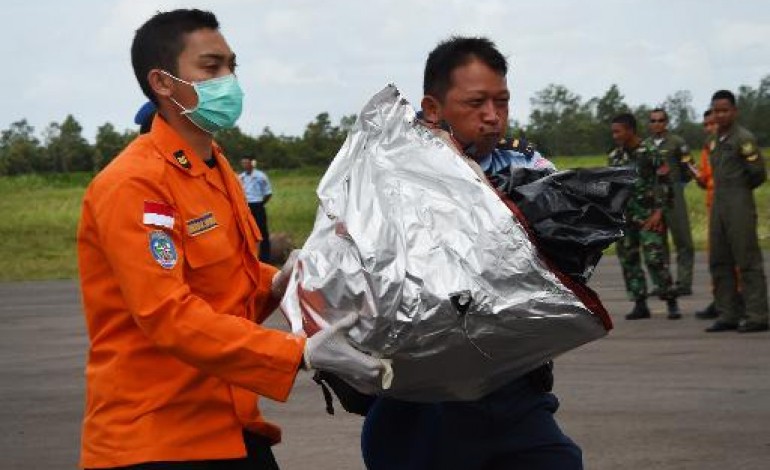 Jakarta (AFP). AirAsia: deux grandes parties de l'avion retrouvées en mer de Java