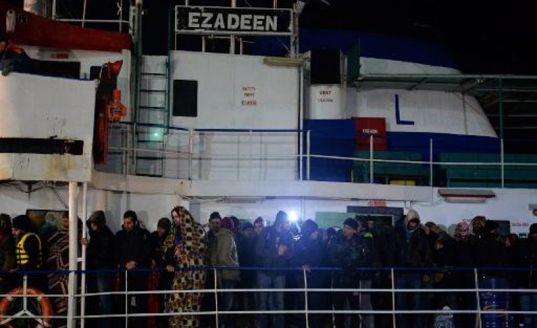 Corigliano (Italie) (AFP). Migrants: le cargo abandonné, l'Ezadeem, est arrivé à Corigliano