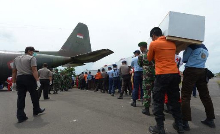 Pangkalan Bun (Indonésie) (AFP). AirAsia: deux grandes parties de l'avion retrouvées, 30 corps repêchés