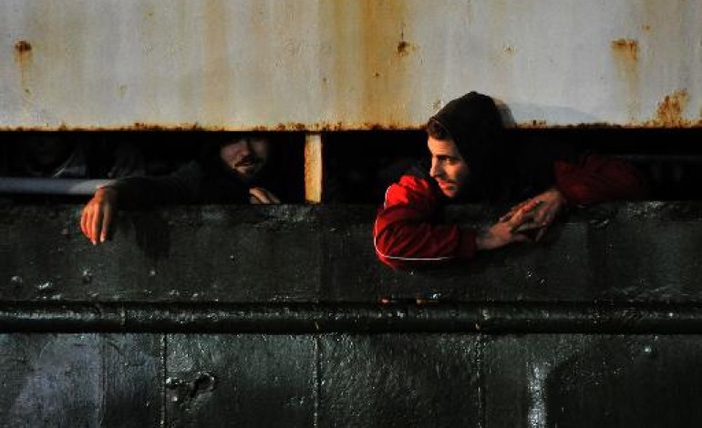 Corigliano (Italie) (AFP). Cargos de clandestins: les migrants payent jusqu'à 8.000 dollars aux trafiquants