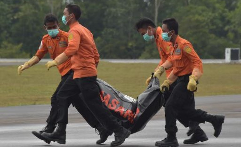 Pangkalan Bun (Indonésie) (AFP). AirAsia: le crash peut-être causé par du givre, d'autres corps repêchés