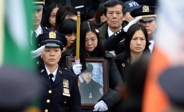 New York (AFP). New York: des milliers de policiers rendent hommage à un camarade assassiné
