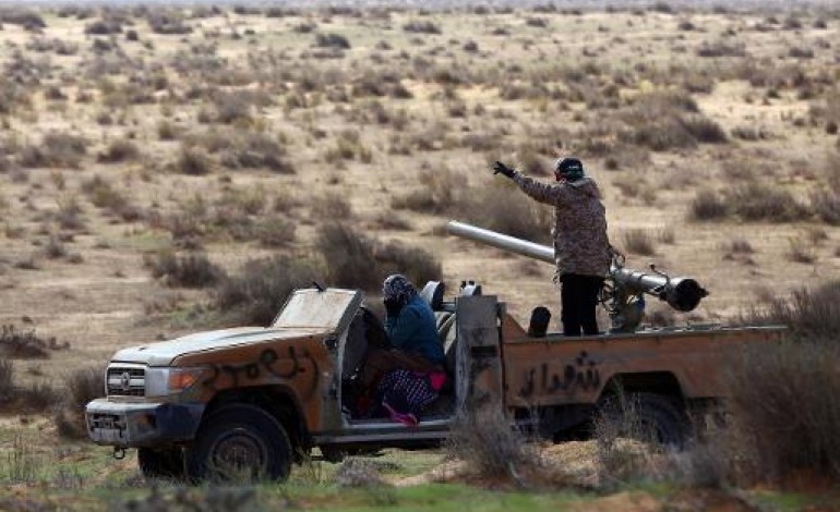 Paris (AFP). Libye: Hollande écarte l'idée d'une intervention militaire française