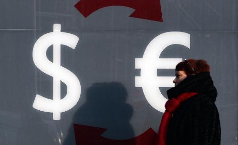 Londres (AFP). L'euro s'enfonce sous 1,20 dollar dans l'attente de mesures de la BCE
