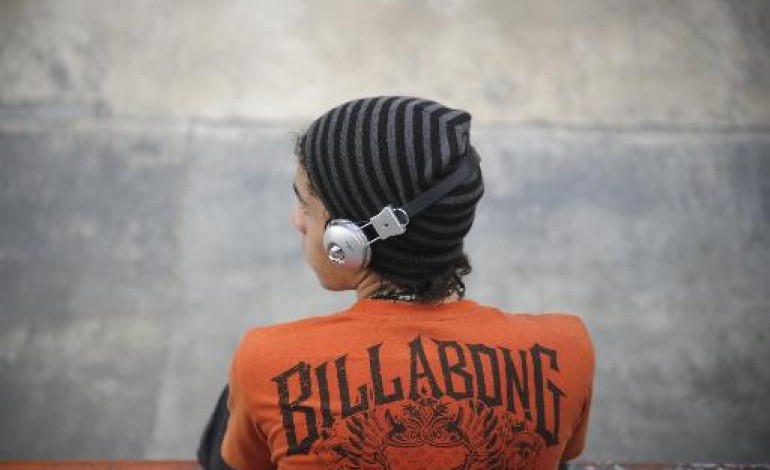 Paris (AFP). La musique à fond dans le casque: les jeunes intoxiqués au bruit