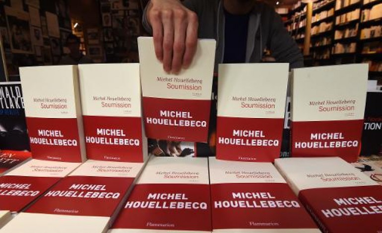 Paris (AFP). Après le buzz, Soumission de Michel Houellebecq arrive en librairie