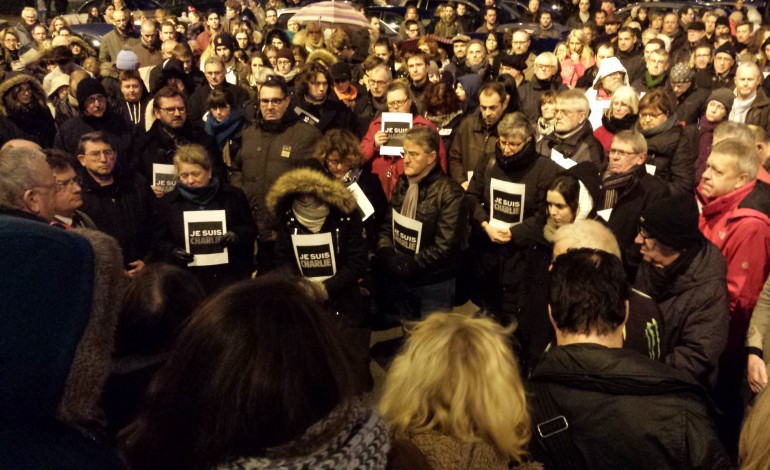 Attentat contre Charlie Hebdo : 400 personnes rassemblées à Saint-Lô