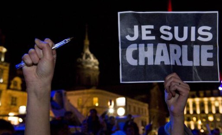 Paris (AFP). Charlie Hebdo: la presse en deuil se dresse face à la barbarie
