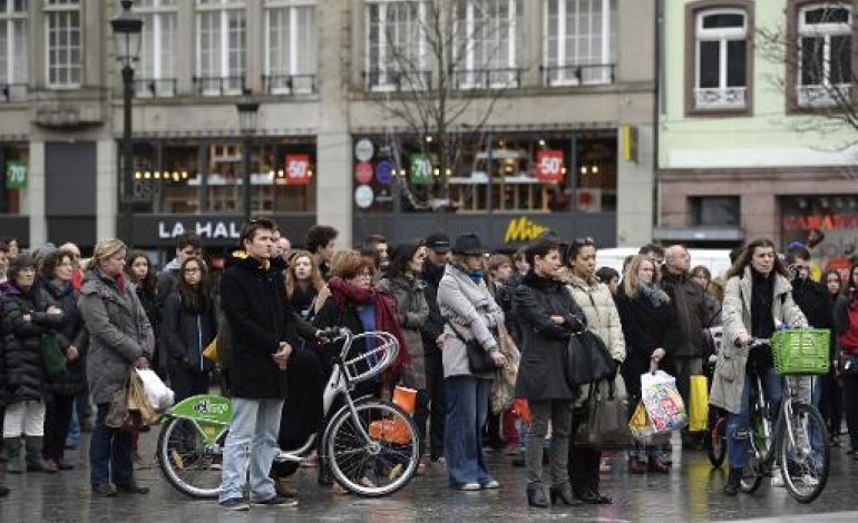 Paris (AFP). Entre peur et recueillement, l'hommage aux victimes de Charlie Hebdo