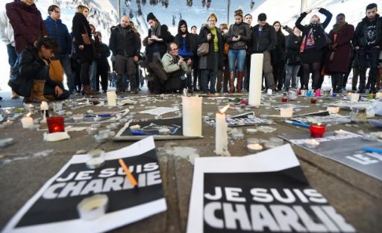 Paris (AFP). Charlie Hebdo: la France se fige en hommage, les suspects traqués