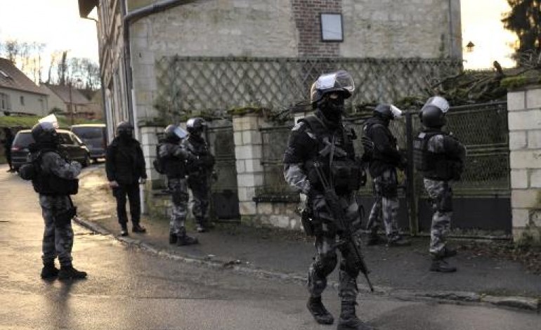 Paris (AFP). Charlie Hebdo: les suspects traqués et salués par l'EI