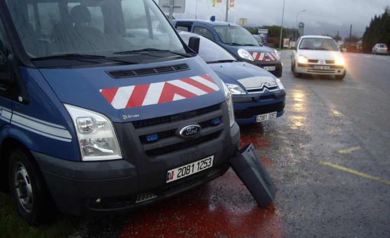 Nogent le Rotrou: une voiture fonce vers la foule réunie en soutien à Charlie Hebdo