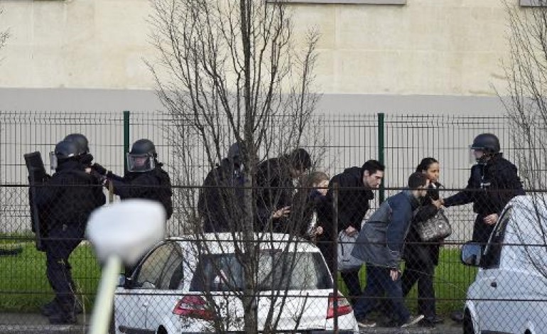 Paris (AFP). Prise d'otages Porte de Vincennes: au moins deux morts
