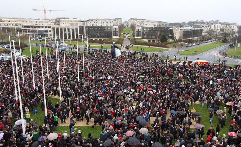 Charlie : 6000 personnes devant le Mémorial à Caen, les images