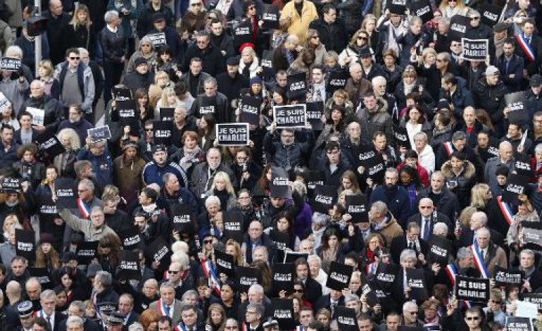 Paris (AFP). Charlie Hebdo: des dizaines de milliers de personnes aux 1ers rassemblements