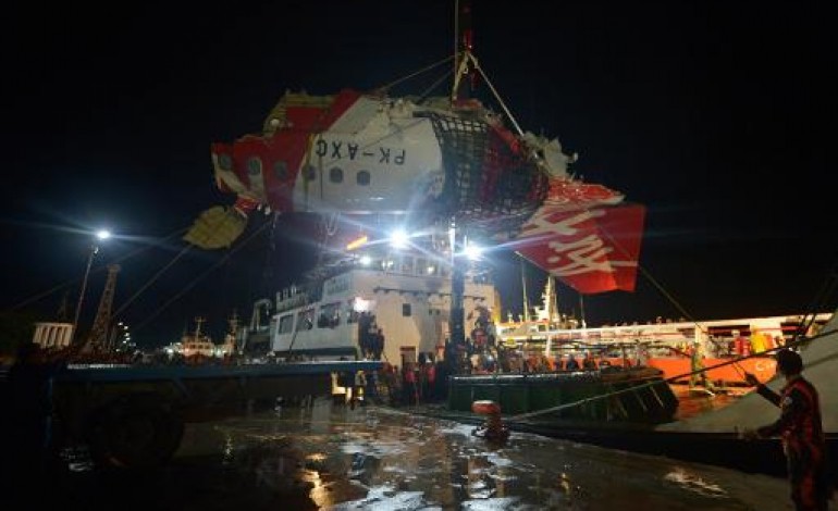 Jakarta (AFP). Crash d'AirAsia: les plongeurs remontent une des deux boîtes noires