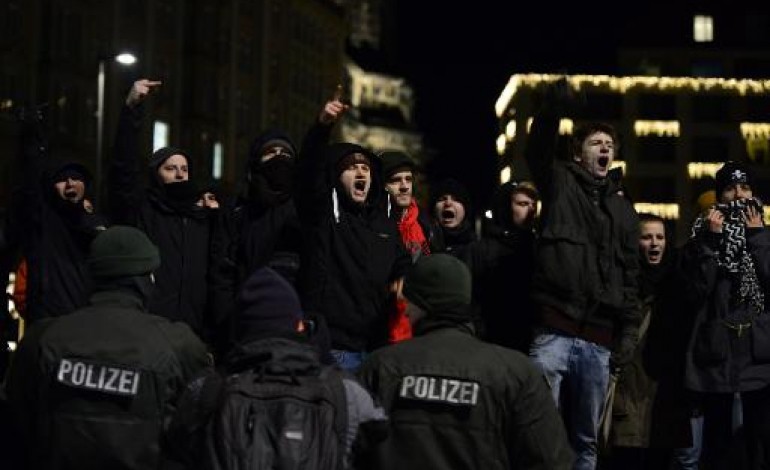 Dresde (Allemagne) (AFP). Allemagne : 25.000 manifestants anti-islam, 100.000 contre l'intolérance