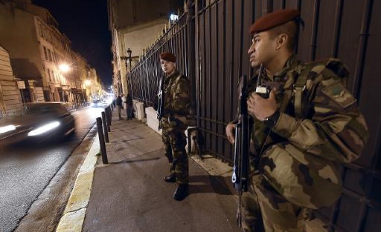 Paris (AFP). La France renforce la sécurité, Charlie Hebdo persiste et signe 
