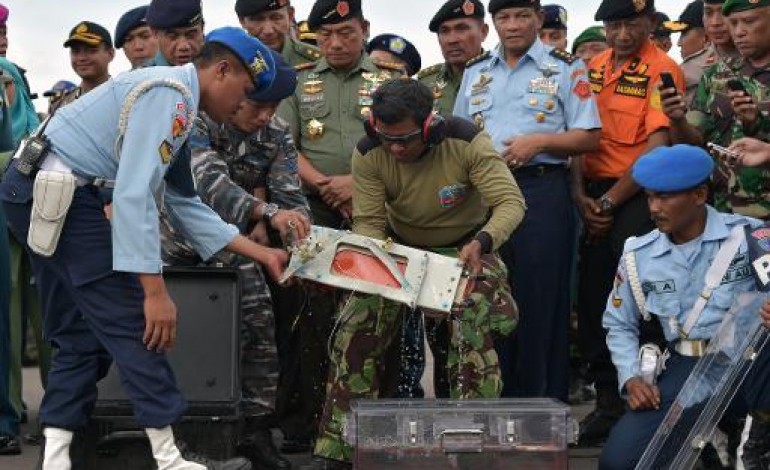 Pangkalan Bun (Indonésie) (AFP). AirAsia: la deuxième boîte noire de l'avion remontée à la surface