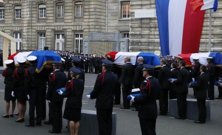Paris (AFP). Attentats: hommages et obsèques, avant la réplique du gouvernement