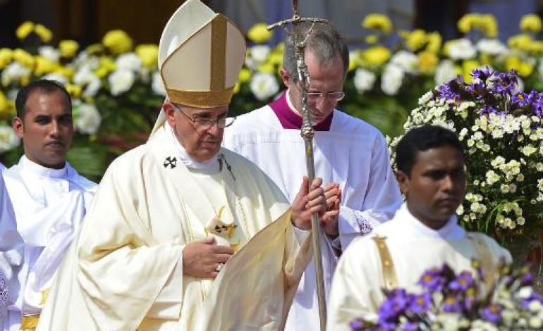 Colombo (AFP). Le pape conforte l'Eglise srilankaise devant des milliers de fidèles