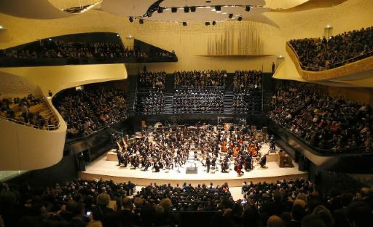 Paris (AFP). François Hollande inaugure la Philharmonie de Paris, une semaine après les attentats