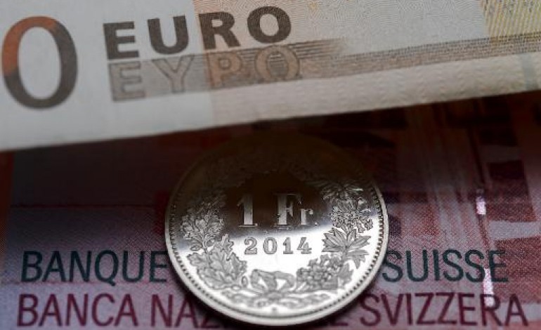 Zurich (AFP). La Suisse laisse s'envoler son franc aux sommets et provoque une tempête financière