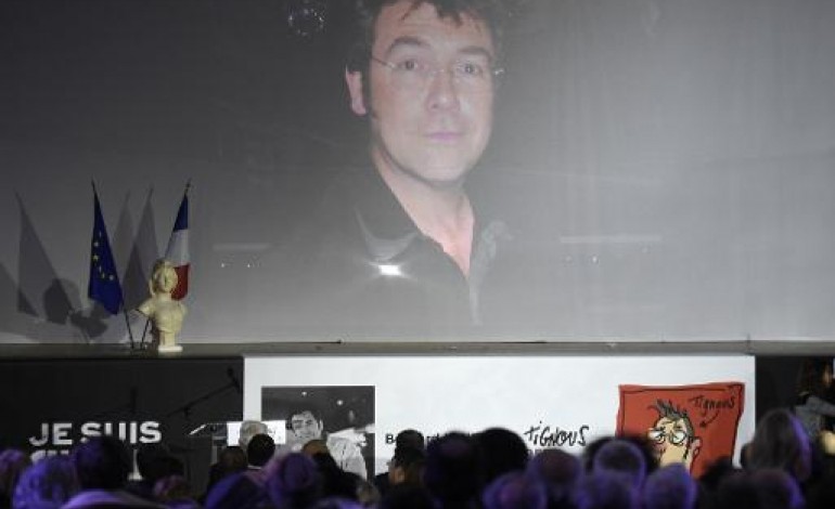 Paris (AFP). Charlie Hebdo enterre ses morts, Hollande apaisant 