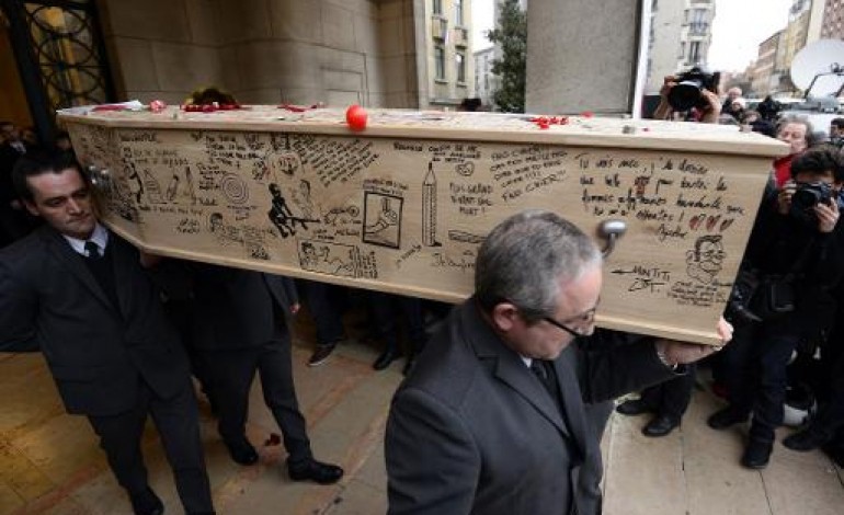 Paris (AFP). Charlie Hebdo enterre ses morts, son Mahomet continue à diviser
