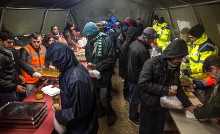 Calais (AFP). Repas chauds et réconfort pour les migrants dans un centre d'accueil à Calais