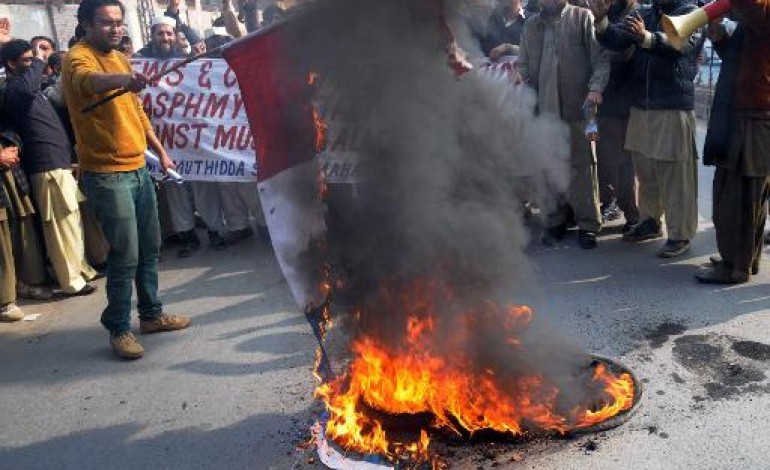 Karachi (AFP). Charlie Hebdo: violents heurts devant le consulat de France à Karachi