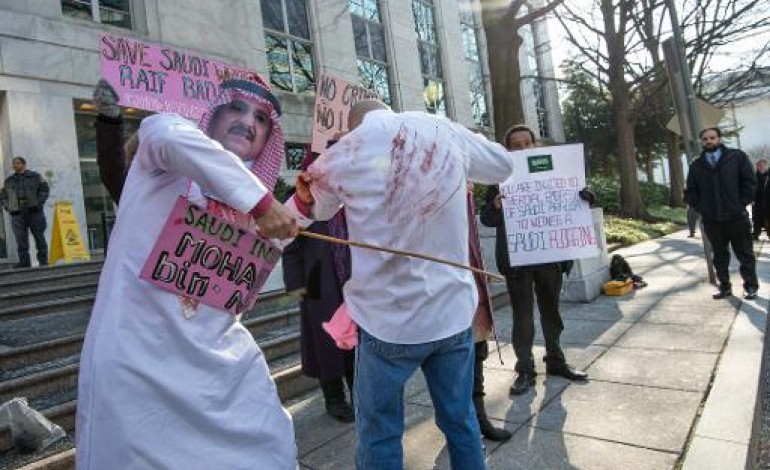 Dubaï (AFP). Les autorités saoudiennes reportent la flagellation d'un blogueur