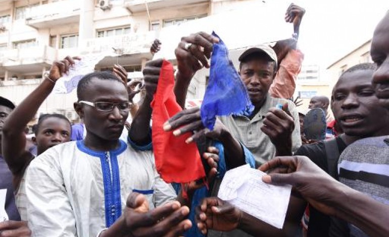 Dakar (AFP). Charlie Hebdo: au moins un millier de manifestants à Dakar, drapeau français brûlé