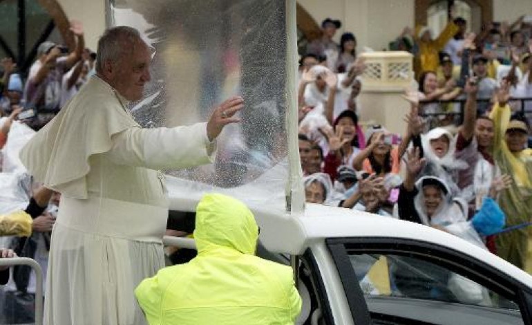 Tacloban (Philippines) (AFP). Philippines: le pape dans la tempête auprès des survivants du typhon Haiyan