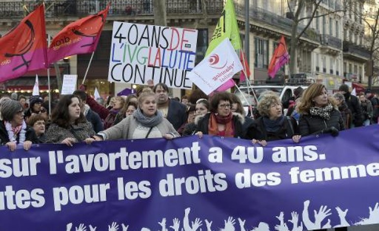 Paris (AFP). Loi Veil: un millier de manifestants pour le droit des femmes à Paris