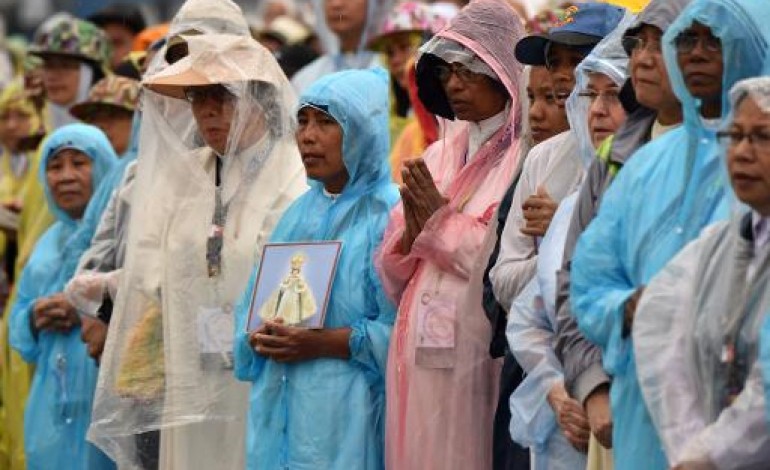 Manille (AFP). Le pape célèbre la messe à Manille devant une foule record de fidèles 