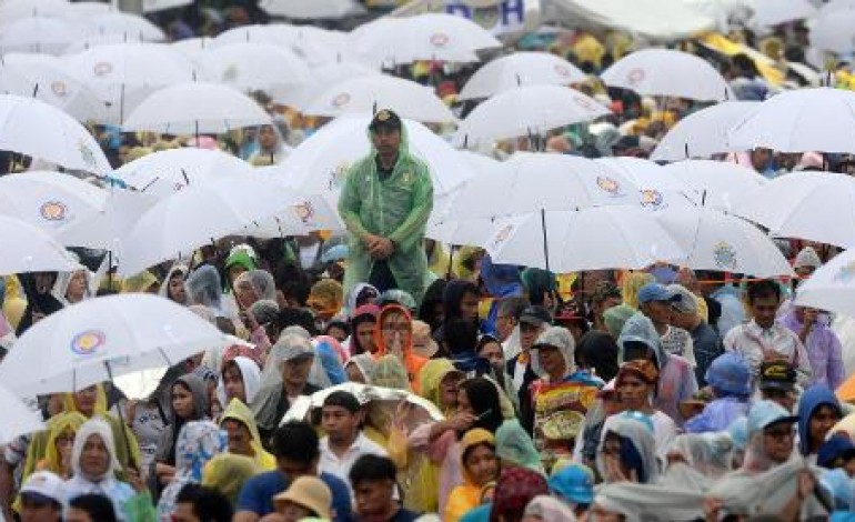 Manille (AFP). Le pape célèbre la messe à Manille devant une foule record de fidèles enthousiastes